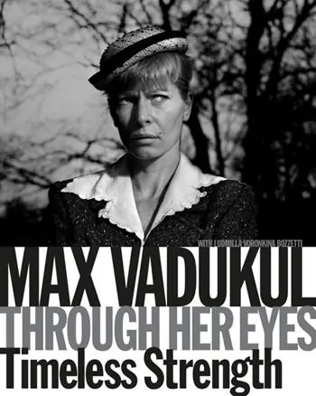 Goedkoop Max Vadukul. Through her eyes timeless strenght. Ediz. italiana e inglese